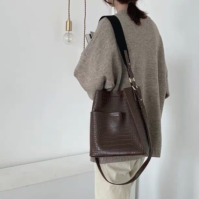 Túi da sần chất đẹp Guu G09 2 dây tháo lắp được
