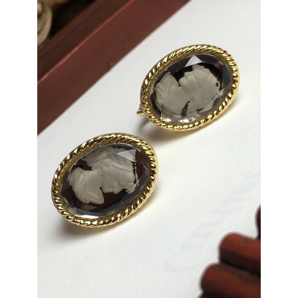 Bông tai kẹp vặn vintage Unicon-cameo cô gái thủy tinh