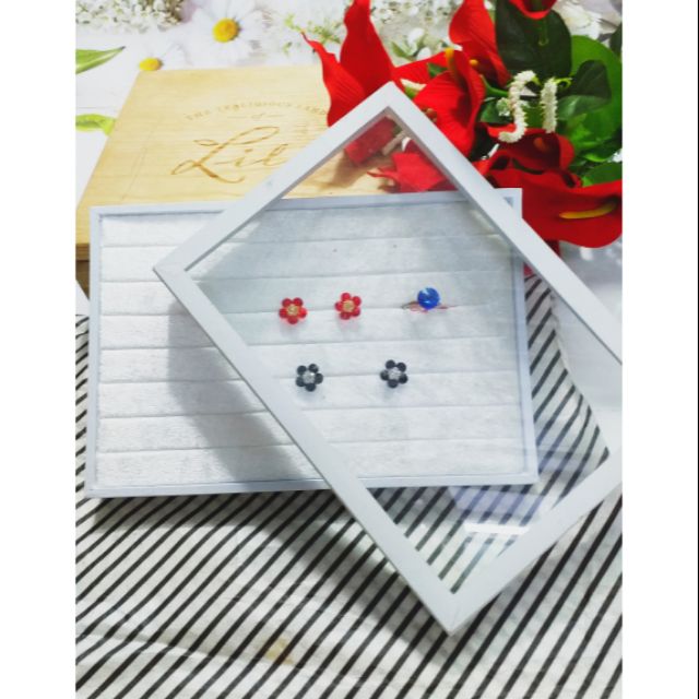 Hộp nhung trưng bày nhẩn có nắp kính sang trọng