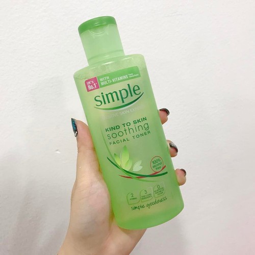 Nước Hoa Hồng Simple Dành Cho Da Nhạy Cảm - Simple Kind to Skin Soothing Facial Toner 200ml