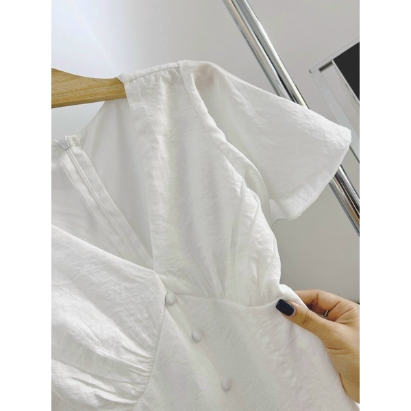 MAXI TRẮNG CỔ V PHỐI NÚT ĐUÔI CÁ