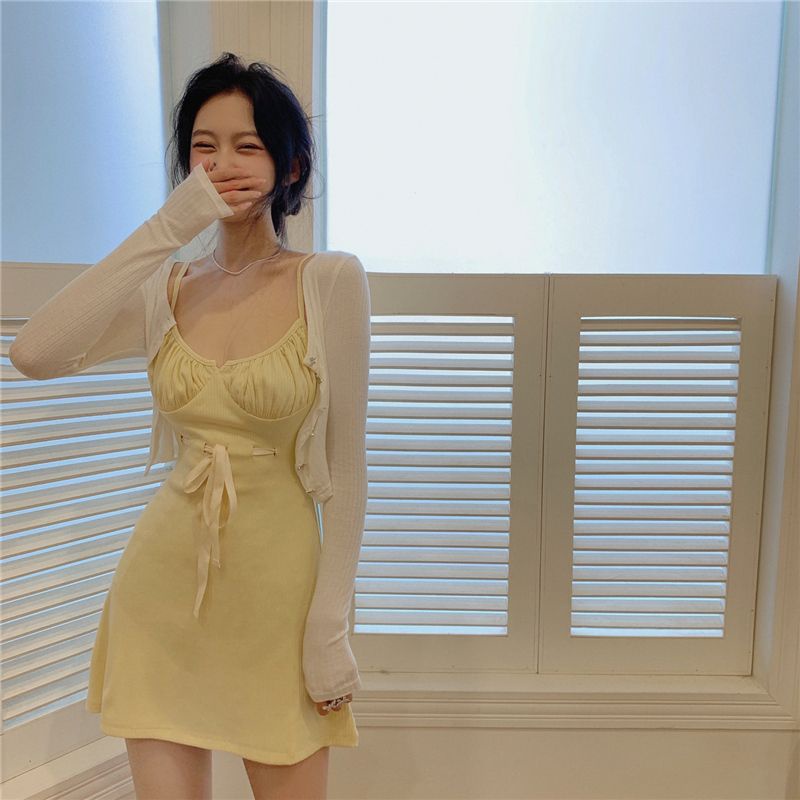 Váy hai dây màu vàng có sẵn cúp ngực kèm áo khoác crop trắng tay dài | BigBuy360 - bigbuy360.vn