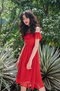 Đầm bi đỏ bệt vai