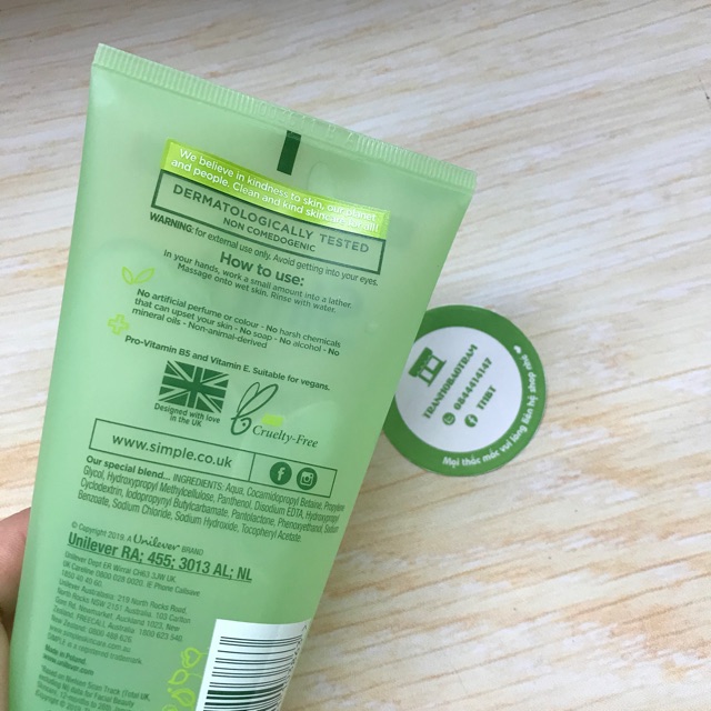 (Mẫu mới) Sữa rửa mặt Simple Kind To Skin Refreshing Facial Wash 100% Soap free Gel