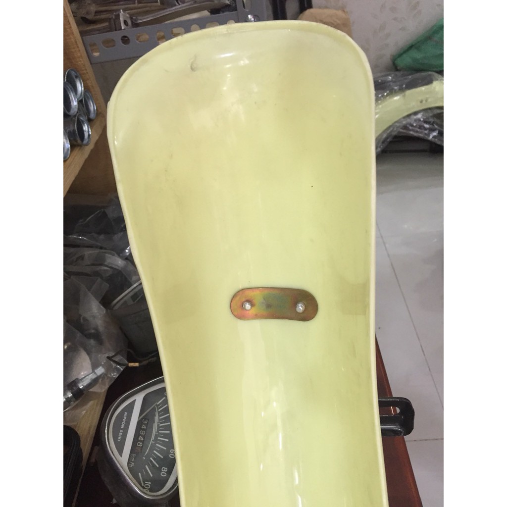 Dè nhựa sau honda 67 có cóc  gắn biển số đi kèm- màu vàng