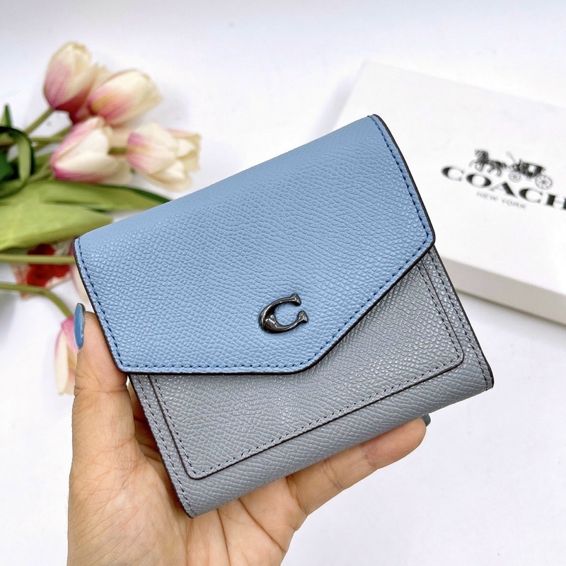 Ví Coach nhỏ nắp bì thư hoạ tiết mới