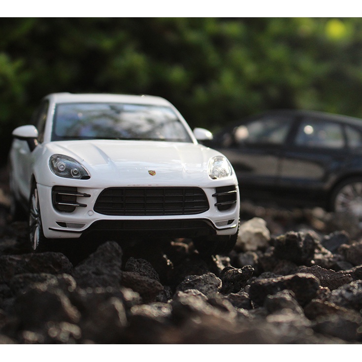 Mô hình xe ô tô Porsche Macan Turbo Hãng Welly FX tỉ lệ 1:24