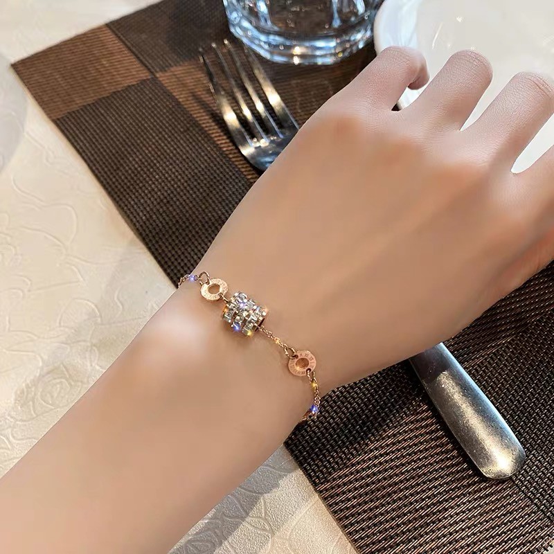 Vòng tay chất liệu thép titan mạ vàng hồng 18k đính đá zircon cỡ nhỏ sang trọng
