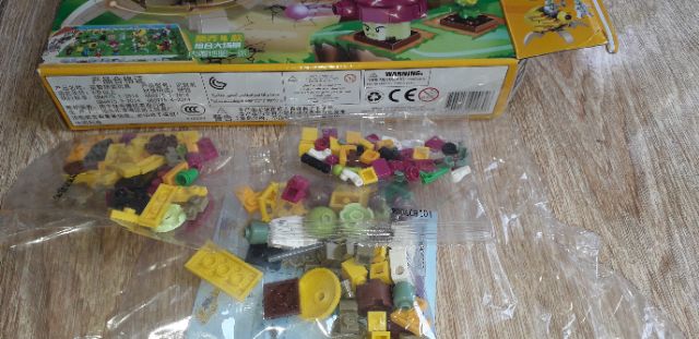 Lắp ráp 1 hộp LegoZoombee 90060 có nhiều chi tiết bằng nhựa ABS