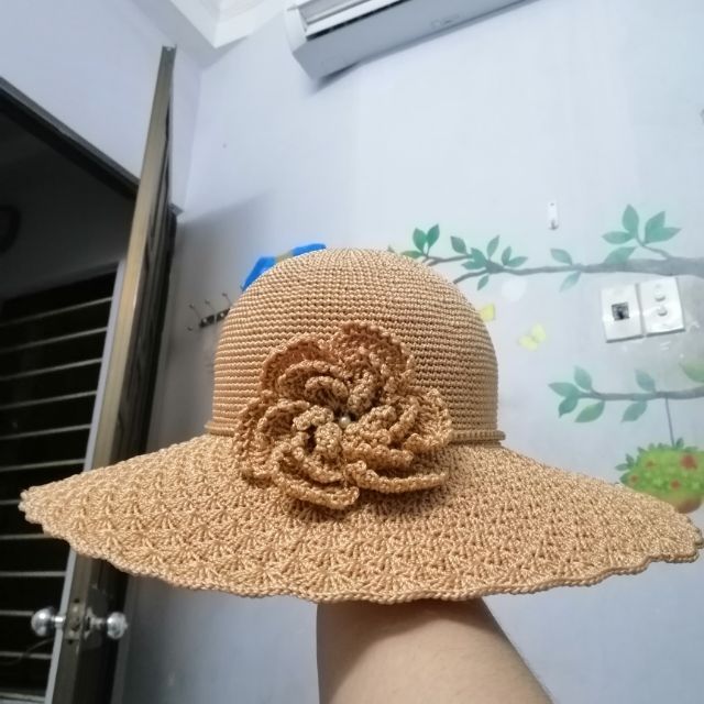 Nón handmade bằng sợi thô. Nón nhẹ, đội thoáng mát, có thể gấp gọn bỏ trong giỏ.