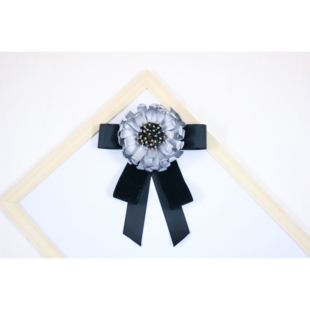 (ảnh thật 100%) Tag hoa cài cổ áo handmade mẫu hoa cúc nhụy phale ruy băng đen