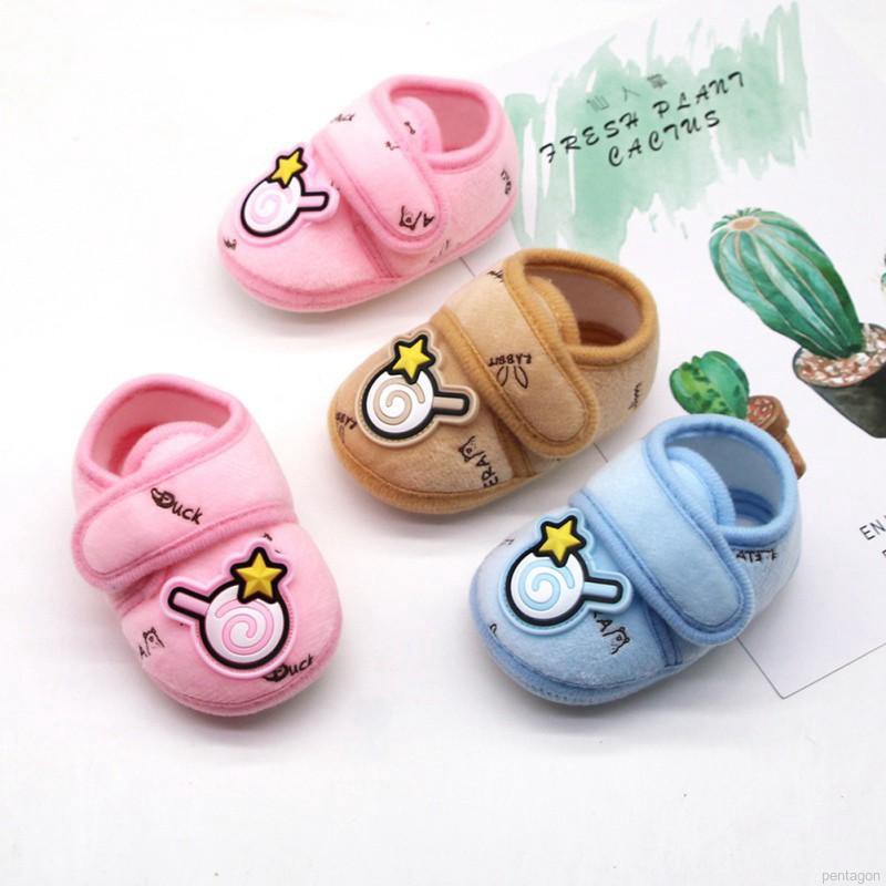 Giày đế mềm chống trượt hoạ tiết hoạt hình cho bé tập đi