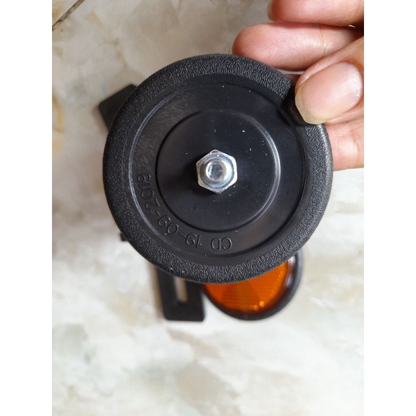Cặp mắt mèo phản quang gắn sau bảng số cho nhiều loại xe.
