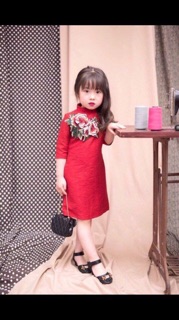 Áo dài đỏ đôi mẹ và bé