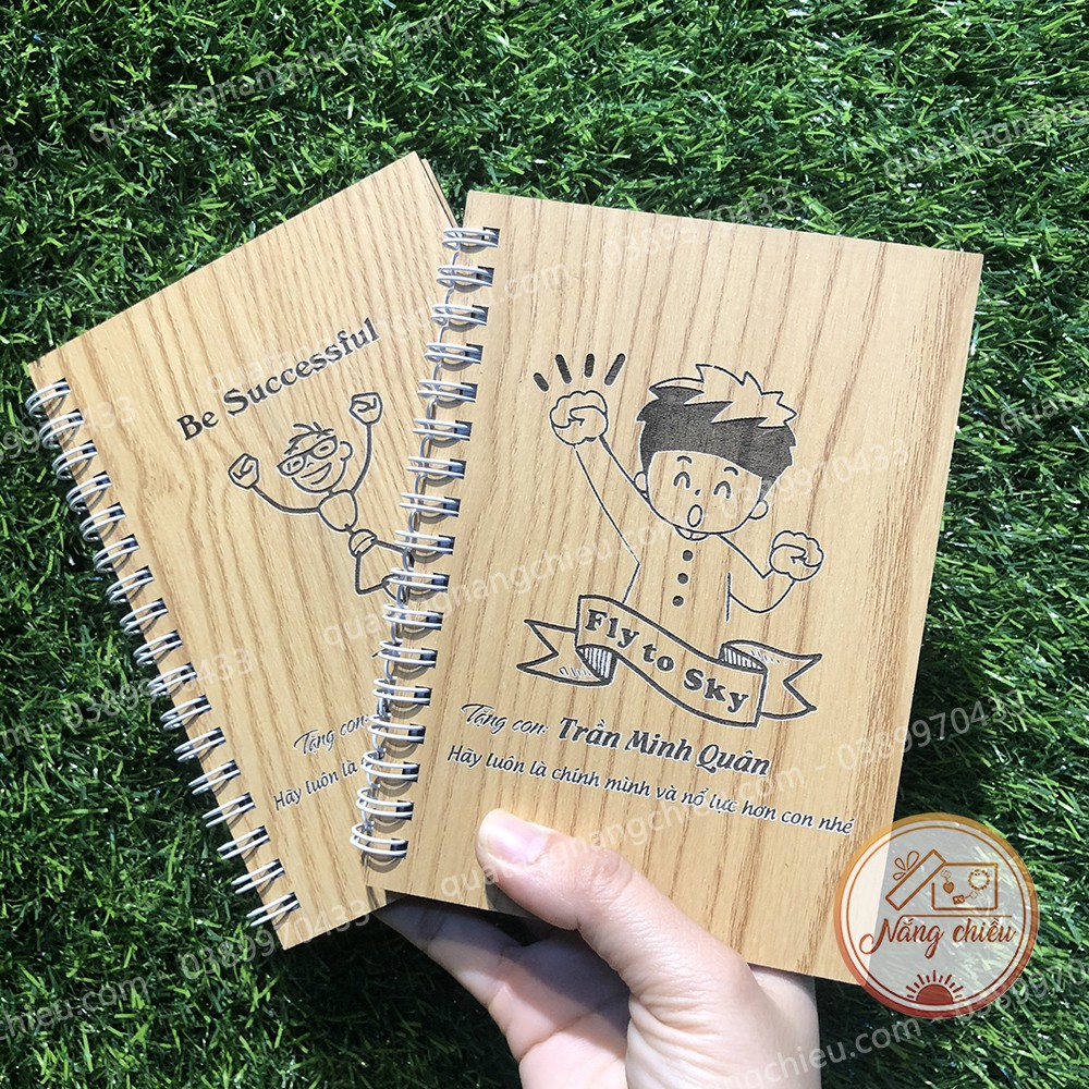 Sổ lò xo làm quà tặng cho các bé - Sổ bìa gỗ cứng khắc hình và lời chúc theo yêu cầu