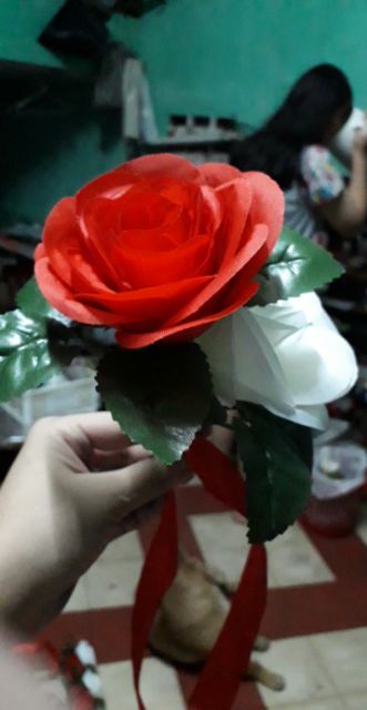 Hoa cột nơ tay cầm cửa xe hơi rước dâu