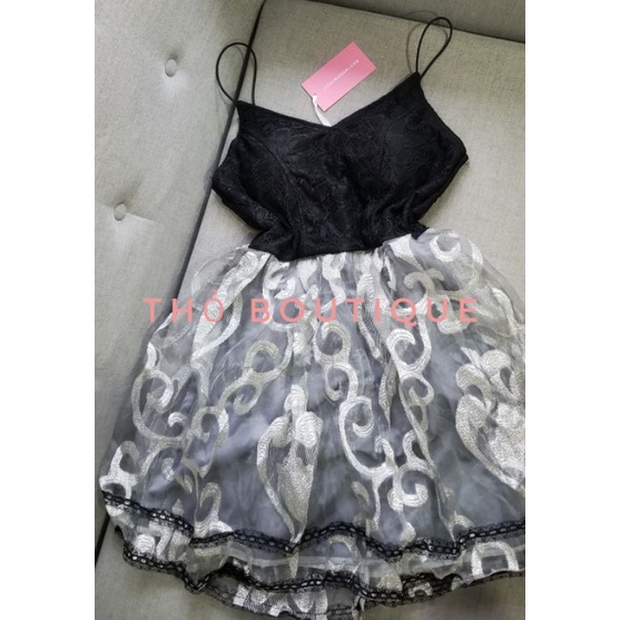 Đầm dây ngắn xoè ISAAC MIZRAHI voan phồng thêu hoạ tiết ánh kim phối ren đen, sọc màu sắc có mút ngực