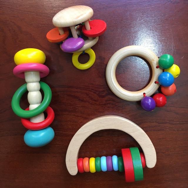 Đồ chơi cho trẻ sơ sinh - Bộ 4 món đồ chơi xúc xắc bằng gỗ an toàn cho bé - Lục Lạc Gỗ
