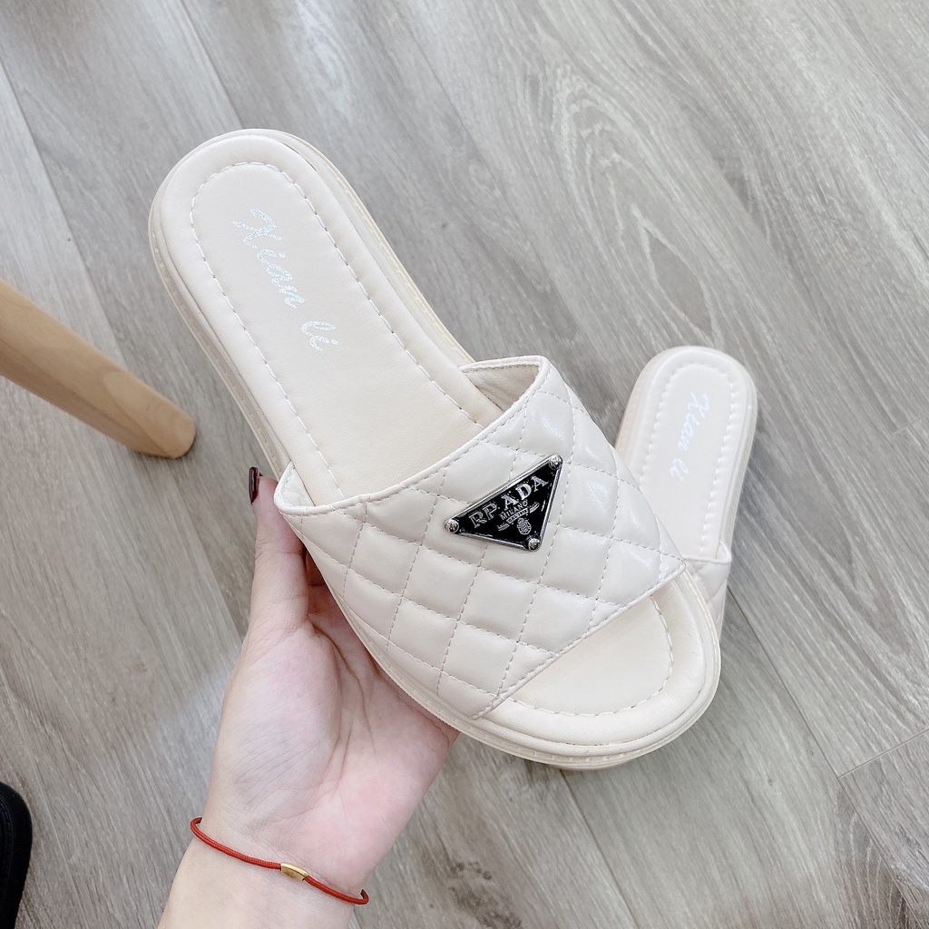 Lê prada khoá mặt chám