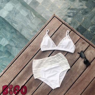 Bộ bikini 2 mảnh màu trắng