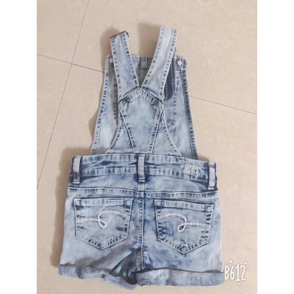 Yếm bò cực sang chảnh tha hồ mix đồ cho bé gái, các mẹ cũng có thể bon chen thoải mái.