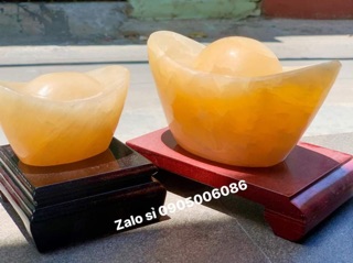 Thỏi vàng và đế gỗ trưng bày