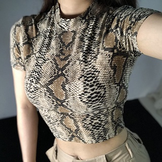 Áo thun crop top nữ in hình rắn