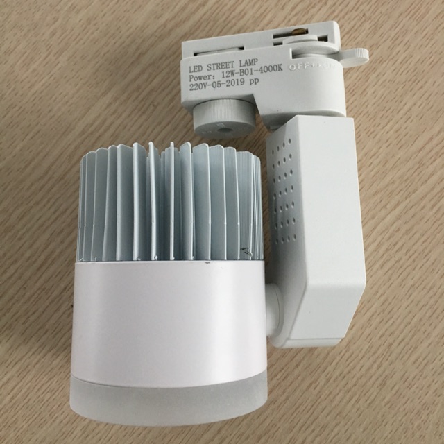 Đèn rọi shop quần áo rọi ray