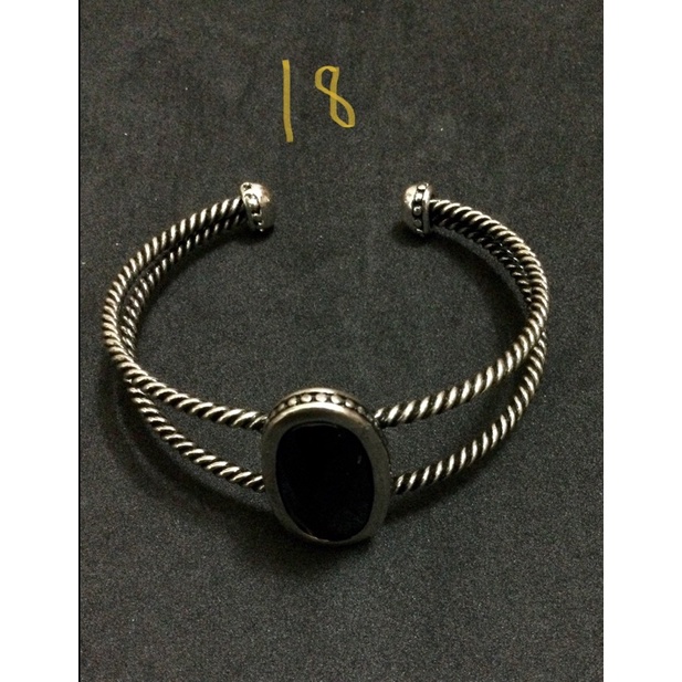 Vòng kiềng đeo tay màu bạc, đen, ghi độc đáo