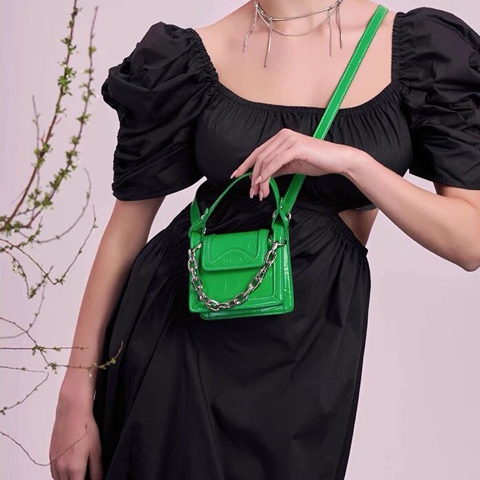 Túi Xách Đeo Vai Hình Vuông Cỡ Nhỏ Vân Da Cá Sấu Phối Dây Xích Thời Trang 2022 Cho Bạn Gái