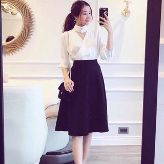 Chần váy xoè qua gối chất tuyết mưa