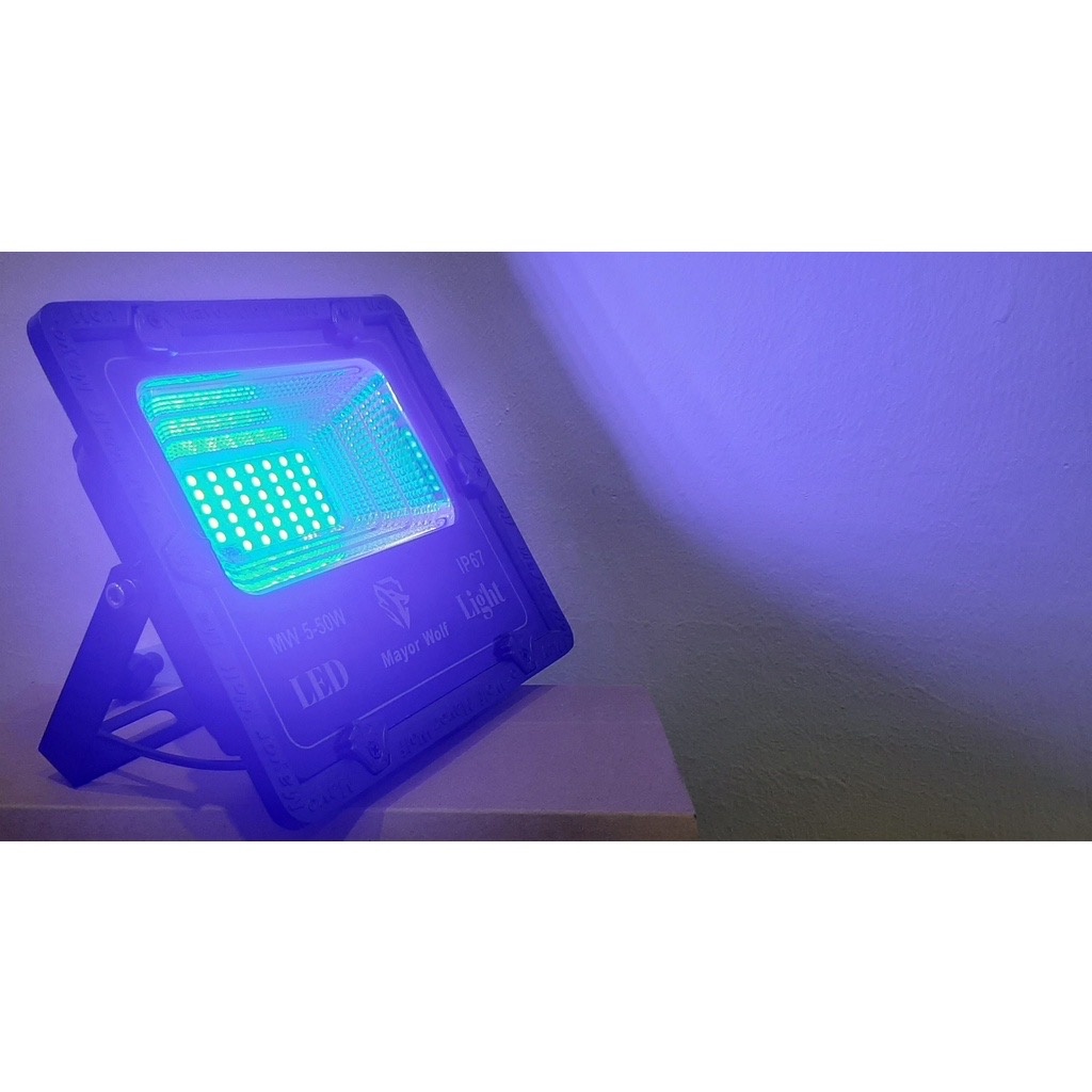 Đèn đổi màu 16 màu năng lượng mặt trời thương hiêu Mayor Wolf, công xuất 50W bảo hành 2 năm. 7 màu sắc cầu vồng