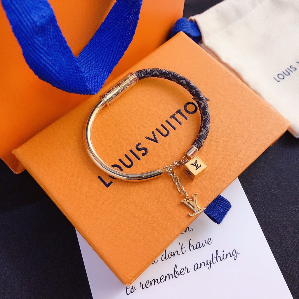 Vòng Tay LV Bằng Thép Titan Nhẹ Khảm Chữ Louis Vuitton Đơn Giản Không Phai Màu Đa Ứng Dụng Sang Trọng Cho Nam Và Nữ