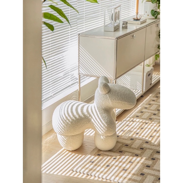 Ghế ngựa Pony Chair trắng vải len cừu cao cấp trang trí phòng khách, studio, phòng ngủ phong cách Bắc Âu