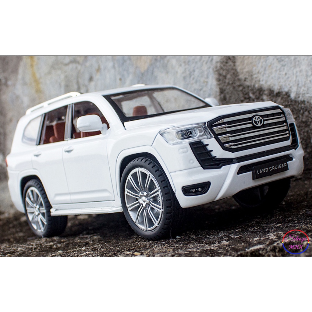 Xe mô hình sắt Toyota Landcruiser LC300 TẶNG KÈM BIỂN SỐ tỉ lệ 1:24 hãng Sheng Run 3 màu
