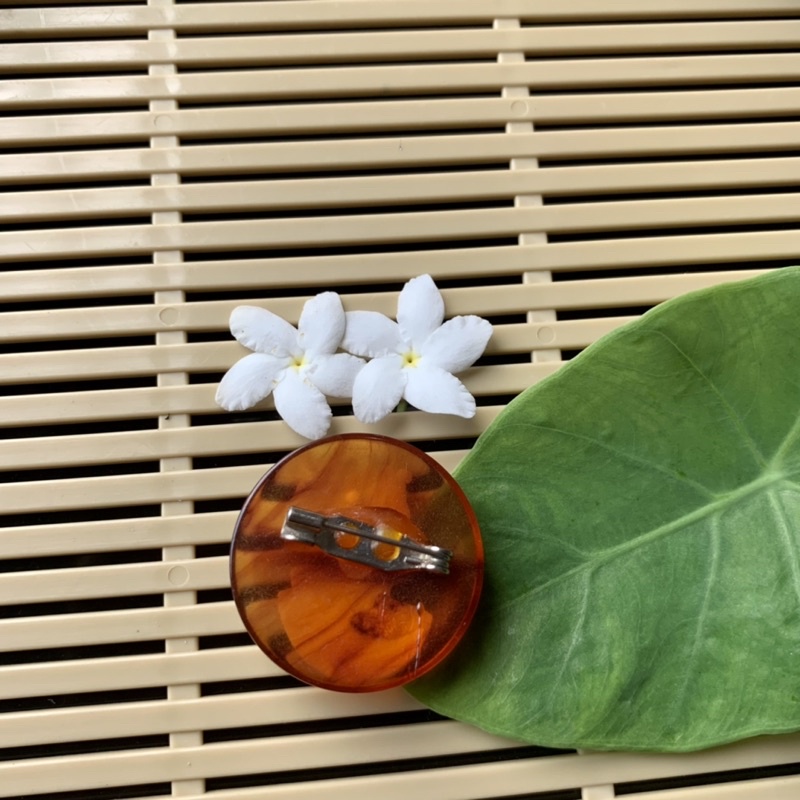 Cài áo cô gái cameo nhựa hàng Si Nhật