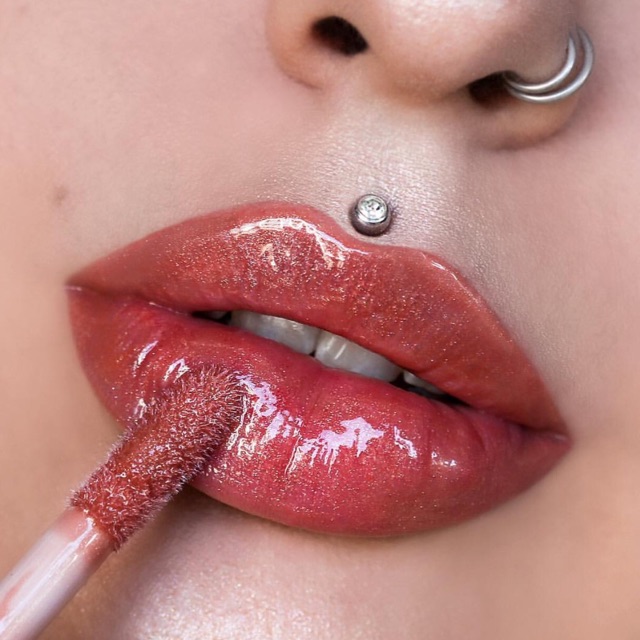 Son bóng FENTY BEAUTY Gloss Bomb Universal Lip Luminizer màu Fenty Glow +2% phí bán hàng | BigBuy360 - bigbuy360.vn