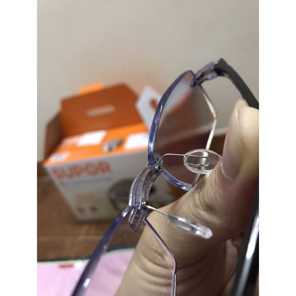 Kính viễn thị cho người trung niên đọc sách, kính lão viễn từ 1-2.5 độ