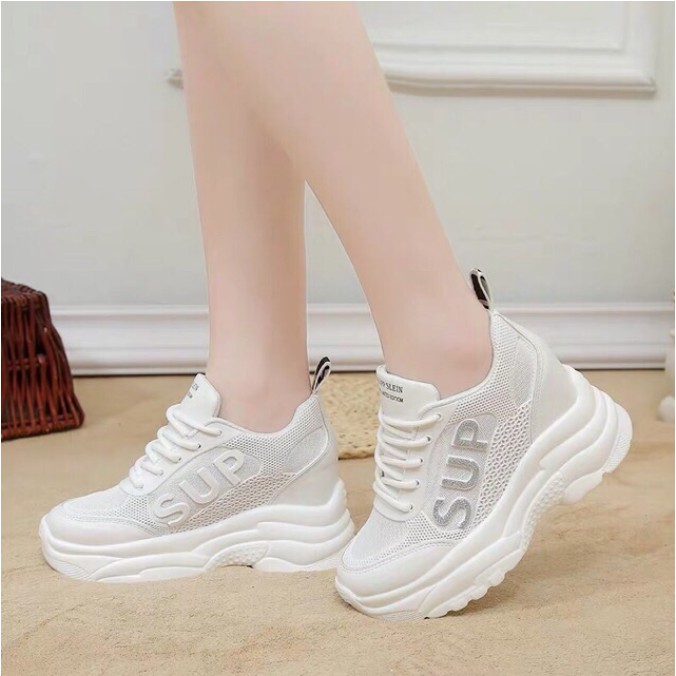 Giầy SUP Nữ Độn Đế màu trắng Chữ Màu Bạc