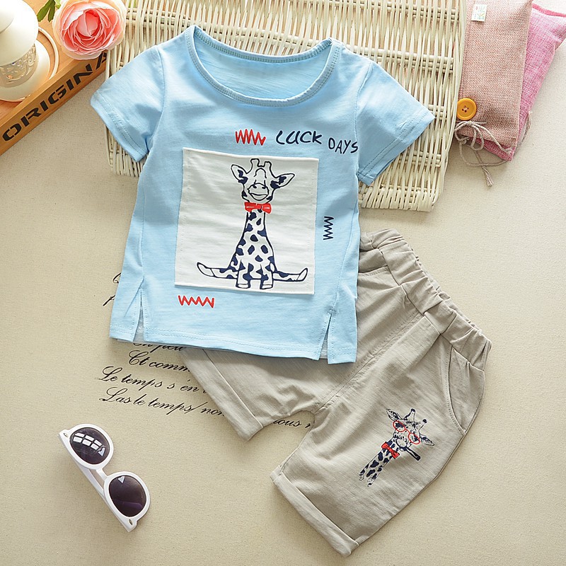 Bộ áo thun ngắn tay + quần ngắn in họa tiết hươu cao cổ cho bé