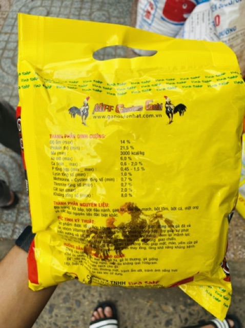 Thức Ăn Cho Gà Con, Gà Mái Hậu Bị Và Nuôi Con Chicken Prince 2kg - Cám Gà Cao Cấp.
