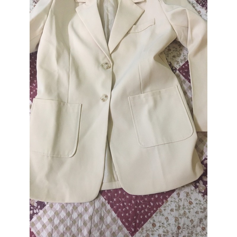 (Hàng có sẵn) siêu phẩm Blazer trắng kem túi ngoài chất đẹp | BigBuy360 - bigbuy360.vn