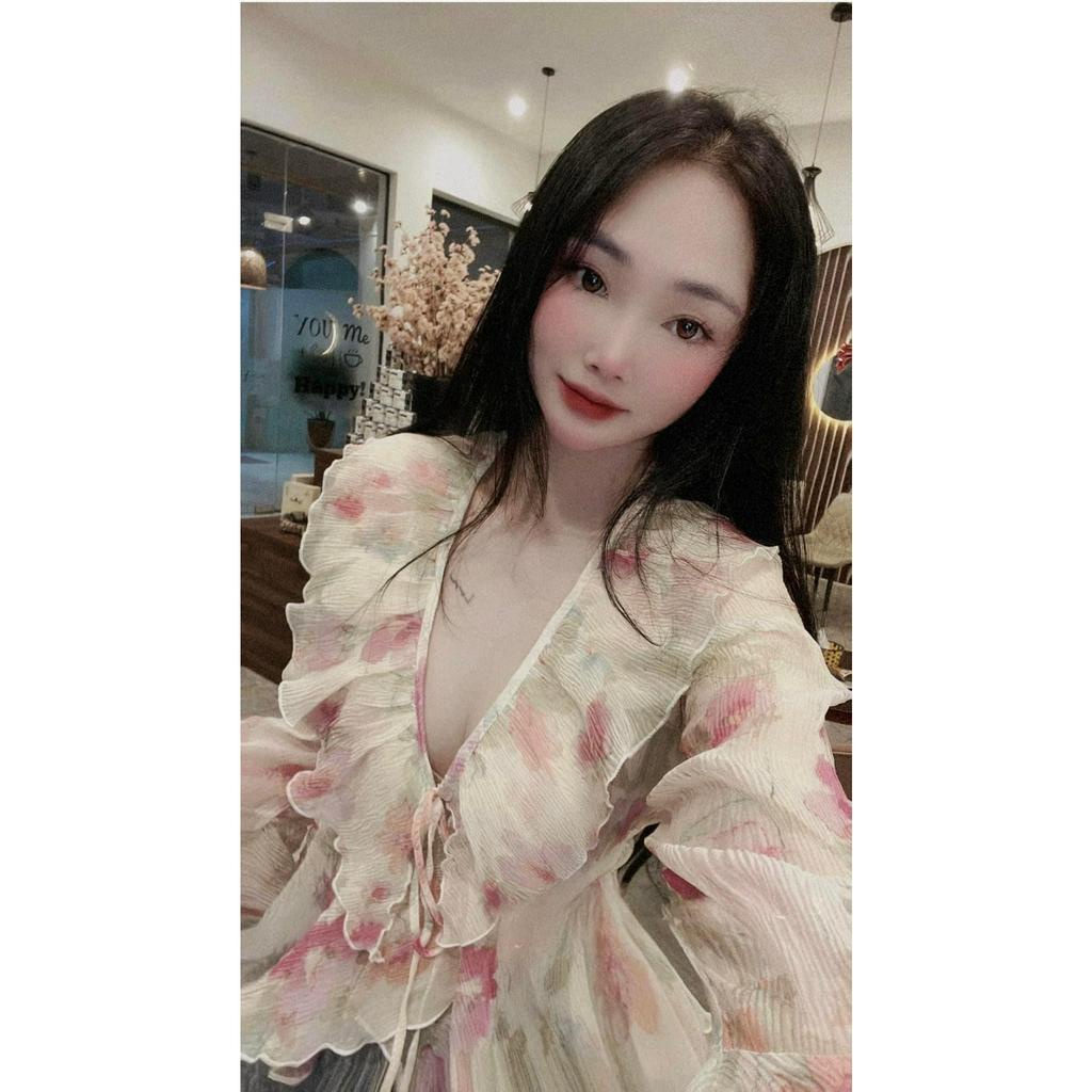 Áo hoa nhí voan tơ nữ cổ V viền bèo tay loe dài dáng ôm body bánh bèo đi biển