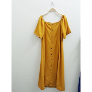 Váy vàng thiết kế cổ vuông