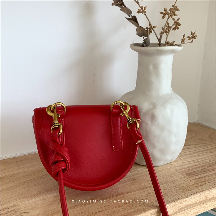 Túi đeo chéo kiểu dáng bán nguyệt phong cách Phương Tây retro dễ phối đồ thời trang dành cho nữ