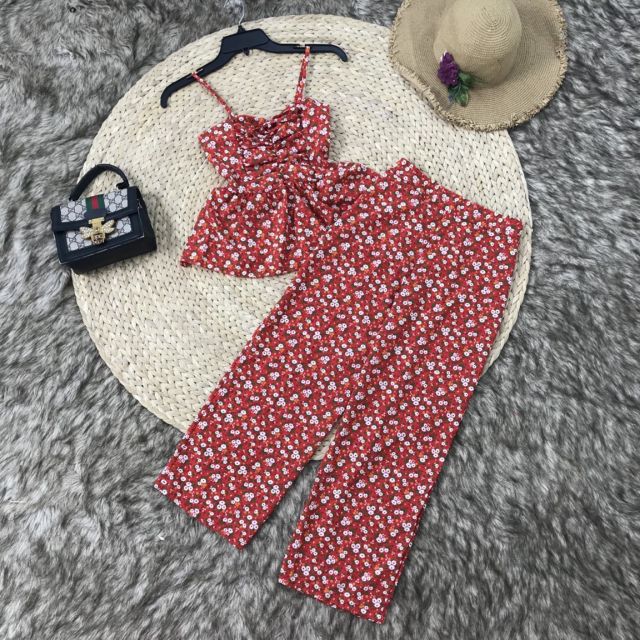 Mẫu gì mà cưng xỉu luôn Bông dây có nhiều màu bộ
Sau lưng thun cả quần + áo nên mặc thoải mái 
Form 