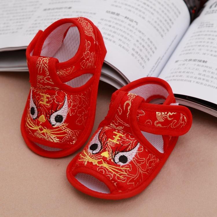 Giày đỏ họa tiết trung hoa cho bé