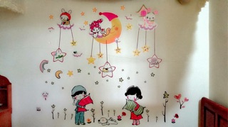 DECAL DÁN TƯỜNG BÉ ÔM GỐI [kèm ảnh thật khách dán]