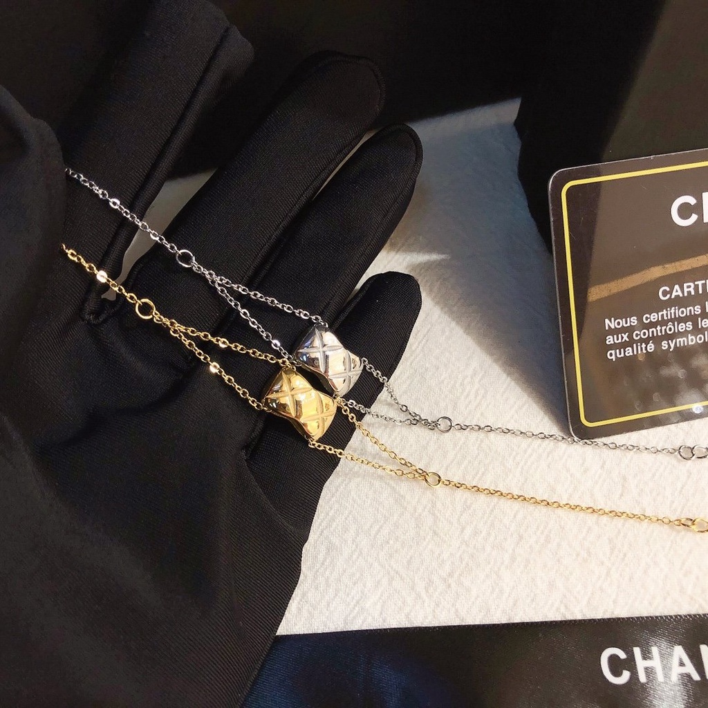 Vòng Tay Bằng Thép Titan Hai Lớp Rỗng Tinh Tế In Logo Chữ CC