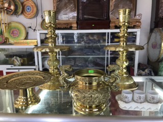 Bộ đồng gồm chân đen, và lư